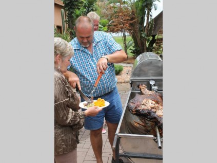 Chris Smit help Elize Delport om 'n lekker sappige stuk van die skaap te kry.