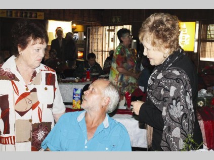 Susan Roos en Sarah Roux bedank Gerald Joubert vir sy moeite om die saal feestelik te versier en komplimenteer hom op die nagereg wat hy gemaak het.