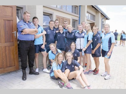 Phillip Peltzer van Emcare staan by die gr. 10 tot 12-leerders van Curro Heuwelkruin wat opleiding in noodhulp gekry het.