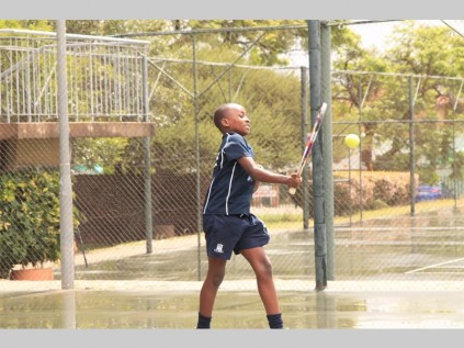Katlego Mashiane (o/10) probeer die bal keer met 'n blokhou.