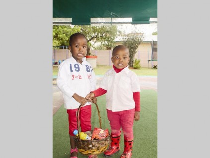 Kutlwano Mukhudu and Kea Mokwele share a beautiful picnic basket on Valentine's Day at the Share Joy Day Care picnic.