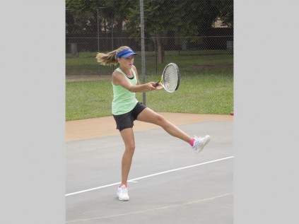 Zandri Swarts word op haar agtervoet betrap tydens Laerskool Pietersburg se tennisproewe.