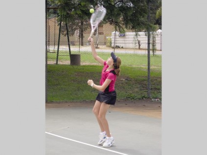 Mericha Hatting slaan af in haar wedstryd tydens Pietersburg Laerskool se tennisproewe.