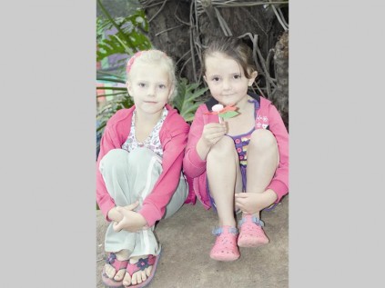 Lené Jansen van Rensburg and Chinique Botha celebrate Valentine's Day in the garden.