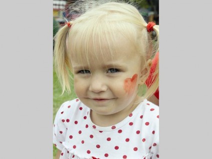 Joané Liebenberg glimlag skaam-skaam vir die kamera by Erica Pre-primêre Skool se    Valentynsdagvieringe.