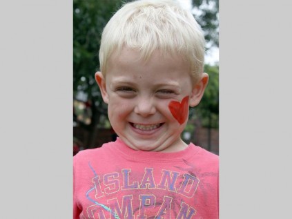 Marcus Weyer gereed om die liefde te vier by Erica Pre-primêre Skool se Valentynsdag-vieringe.