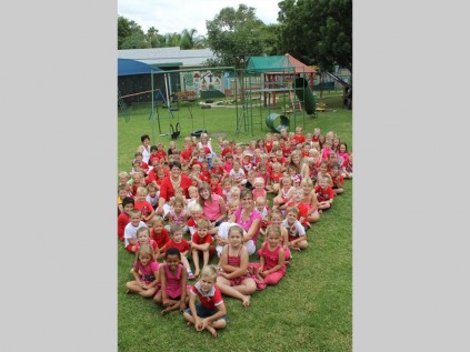 Die kleuters van Erica Pre-primêre Skool maak 'n mooi prentjie in rooi en pienk tydens die skool se se Valentynsdagvieringe.
