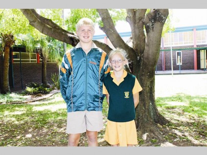 Brandon Cronjé en Carla Kriel is baie trots om Oosskool se naam te kon hoog hou by die Suid-Afrikaanse laerskole-atletiekkampioenskappe.