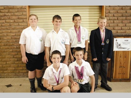Akademie Reformia seuns wat onlangs by 'n atletiekbyeenkoms in Mookgophong presteer het is voor Johan du Plessis (seuns o/12, verspring, 100 m, 150 m, en turbospies - silwer) en Casper Badenhorst (seuns o/12, verspring, 100 m, hekkies, hoogspring, en 150 m - goud, gewigstoot, en turbospies - brons). Agter staan GD van Eeden (seuns o/12, gewigstoot - silwer), Jean van Zyl (seuns o/13, verspring, 100 m, en 200 m - goud, kampioen van kampioene naelloper - silwer, gewigstoot, silwer), Dawid Malan (s