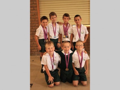Akademie Reformia leerders wat onlangs by 'n atletiekbyeenkoms in Mookgophong presteer het, is voor AJ de Beer (seuns o/7, turbospies - silwer), Anton White (seuns o/7, turbospies - brons) en Wihan Swiegers (seuns o/8, 60 m en 80 m - silwer). Agter staan Marthinus Viviers (seuns o/10, 1 200 m - brons, 80 m en 100 m - silwer), Diederik Brits (seuns o/10, verspring - goud), Peter Keartland (seuns 0/10, hoogspring, en 1 200 m - goud, 100 m, 80 m, en  turbospies - brons) en Michael van Heerden (seun