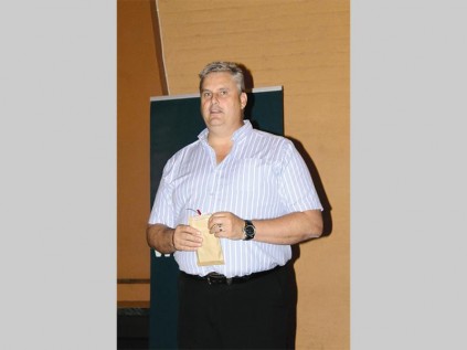 André Bonthuys, (MGM Motors, handelaarshoof) maak 'n toespraak tydens die oorhandiging van die borgskap.