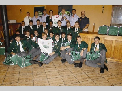 PHS se eersterugbyspan afgeneem saam met die skoolhoof en bestuurspan van MGM Landrover tydens die oorhandiging van die borgskap.