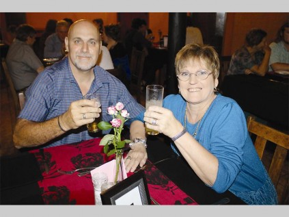 Gerhard en Elize Bothma geniet die aand tydens die borgskap en restaurantaand by PHS.