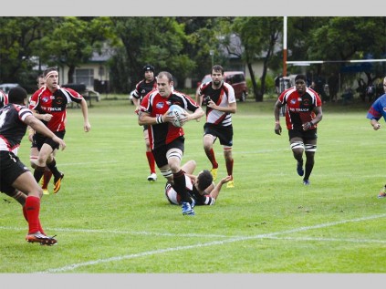 BB Truck Noordelikes se agsteman Tienie Janse van Rensburg, hier met die bal, stormloop die spelers van Boksburg Saterdag in Polokwane.