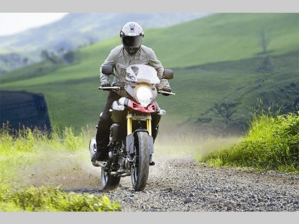 This new Suzuki delivers a nimble and wieldy riding experience, thanks to a compact form factor and reduced weight, together with a low and comfortable seating position, even on off-road tracks. 