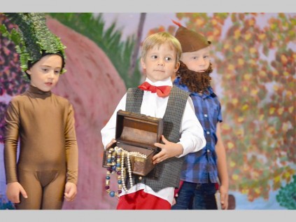 Benrico Louw is 'n kneg met sy koningin se juwele en agter staan die houtkapper, Markus le Grange en boom, Carmi Oosthuizen in Oosskool se gr. R-konsert. 