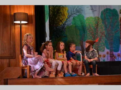 Carli Becker, Kota Hatting, Liané Burger, Handré Botha en Alexander du Bruyn speel die rolle van die houtkapper en sy familie in Oosskool se gr. R-konsert.