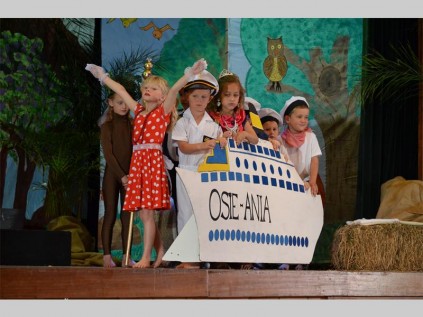 Ansuné Olivier, Dewan Windell, Danica Nel, Ronaldo Richarte en Tristan Dunkley seil aan boord van die  Osie-Ania in Oosskool se gr. R-konsert. .