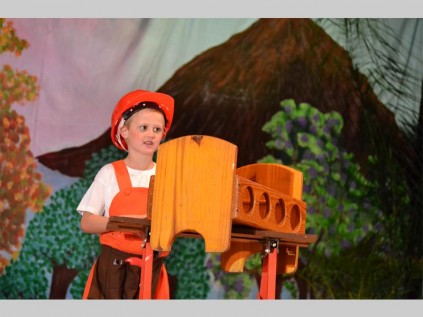 Henco Venter is 'n skrynwerker wat ‘n krippie bou in Oosskool se gr. R-konsert, Drome Word Waar.