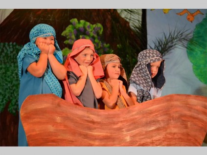 Schalk Smith,  Juan Randall,  Rianco Oosthuizen en  Zach Pretorius is drie bang vissermanne wat vir Jesus vra om die storms te laat bedaar in Oosskool se gr. R-konsert. .
