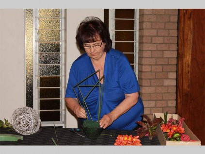 Beatrice Loots wys aan die dames van die Vroue Landbou Unie (VLU) wat hulle alles kan maak vir hul huis met iets uit hul tuin.