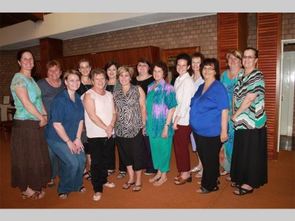 Dames van die Finesse Vroue Landbou Unie (VLU) aandtak.