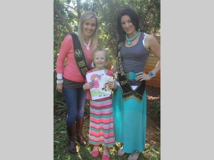 Nadia du Preez (Mrs Polokwane 2013/14) and Nikita Oosthuizen (first princess) with the third prize winner in the colouring competition, Jolan van Jaarsveld from Hansie en Grietjie Speelgroepie.