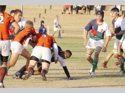 Bornwise Thibela van die PHS Barbarians val onder druk van die verdedigers van Tom Naudé in hul wedstryd tydens die Kia Bosveld Rugbyfees se eindronde verlede Woensdag.