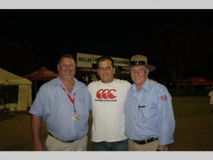 Marius Jonker (middel) sê dit was vir hom 'n voorreg om die skeidsregter van die eindwedstryd tussen PHS en Hoërskool Louis Trichardt in die Kia Bosveld Rugbyfees te blaas. Jonker is 'n Saru-skeidsregter. Saam met hom is Mark Vermaak van Kia Polokwane en PHS se hoof, Willie Schoeman.