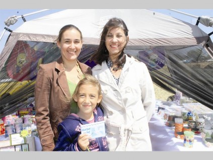 Die van Wyk gesin is trots om saam as familie hulle handgemaakte produkte by die Bosveld Autoklub se Cars in the Park-uitstalling uit te stal. Voor staan die sewejarige Miché, en agter staan haar ma Minchen en haar ouma Amanda.