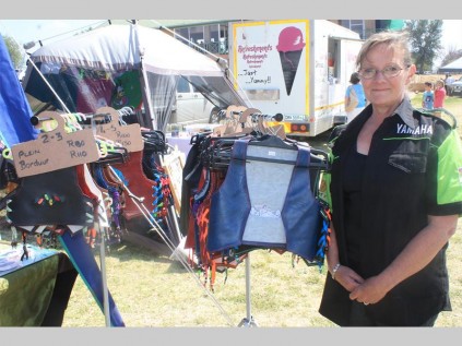 Alloëta Janse van Rensburg maak motorfiets baadjies vir kinders en verkoop dit dan op byeenkomste soos die Bosveld Auto Club se Cars in the Park.