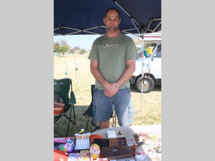 Attie Scheepers verkoop kinderspeelgoed by die Bosveld Auto Club se Cars in the Park.