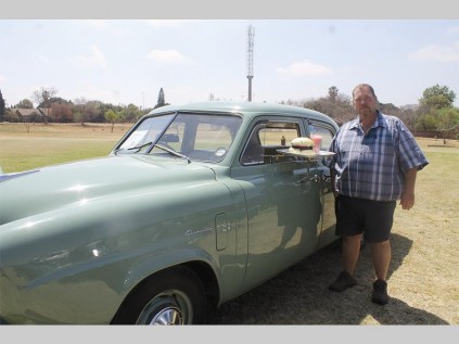 Francois Swart staan trots by die Studebaker Champion 1950-model wat hy restoureer het.