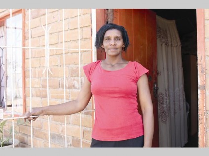 Lilly Titus (47) sê om geld te spaar koop sy aan die begin van elke maand krag."Ek koop aan die begin van elke maand krag, want dan kry 'n mens so 'n paar ekstra eenhede by. Ek koop R350 se krag, maar dit hou ook net-net vir die maand. Daar is party dae wat ek bekommerd is dat die krag nie die hele maand gaan hou nie, want sodra die krag onder 100 eenhede is dan loop die een-hede vinnig uit. Wat my verbaas is dat ons nie eens 'n geyser het nie, maar ons krag loop so vinnig uit," vertel Titus.