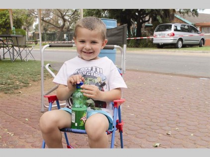 Julian Prinsloo drink solank 'n koeldran-kie terwyl hy wag vir die skaapvleis om gaar te word by  Limpopolaan in Peninapark se Erfenisdag-straatbraai Woensdag.