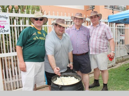 Francois van Niekerk en Paul, Hans en Hans Liddle maak seker die pot pap prut gesellig tydens  Limpopolaan in Peninapark se Erfenisdag-straatbraai verlede Woensdag.