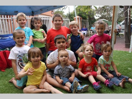 Kinders soek skuiling teen die son na 'n heerlike dag van speel by  Limpopolaan in Peninapark se Erfenisdag-straatbraai verlede Woensdag.