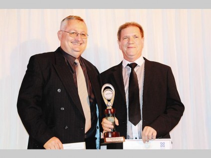 Z.C. Pretorius presents Bennie Pieterse of Seisoene with the entrepreneur of the year trophy.