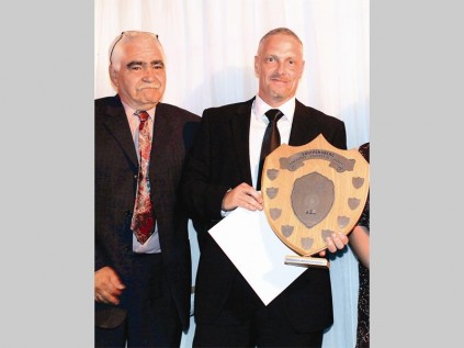 Robert Rauch presents the corporate manager of the year award to Inus Steyn from Imperial GM.