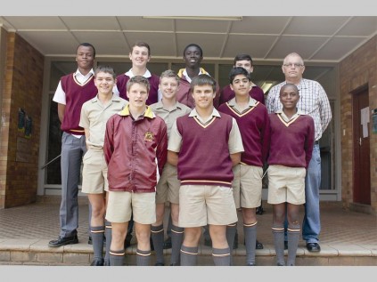 Hoërskool Louis Trichardt se o/15-krieketspan saam met hul afrigter, Johan Minnie. Dié span het deurgedring na die semi-finale van die Limpopo A-liga.