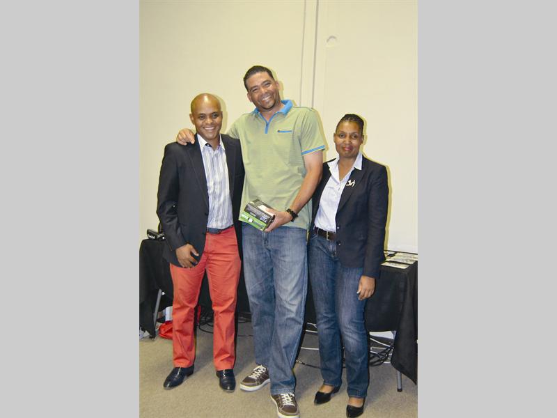 Simphiwe Mdlalose (Polokwane Chamber of Business, president) and Thembi Nkadimeng (Polo-kwane mayor) congratulate Edwin Mackays (middle) who won both longest drive competitions.