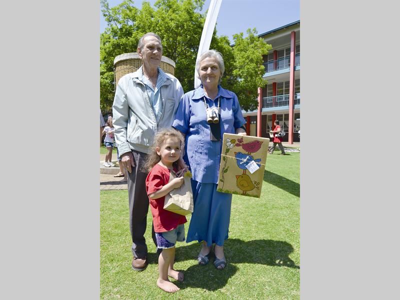 Ashton en Diane Hamman saam met hulle kleindogter, Ashley, tydens Osieteddies se Ouma- en Oupadag verlede Saterdag.