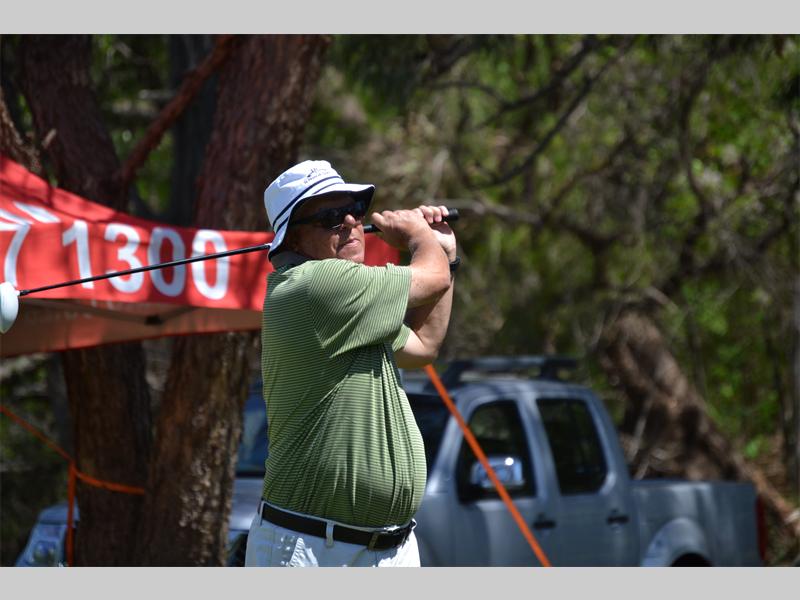 Joe Mackays, wenner van die naaste aan die pen kompetisie, in aksie tydens Hieb se gholfdag op 2 Oktober by die Polokwane Gholfklub.