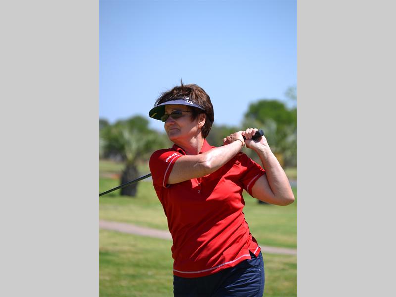 Lynette Smith voer haar swaai deur tydens Hieb se gholfdag op 2 Oktober by die Polokwane Gholfklub.