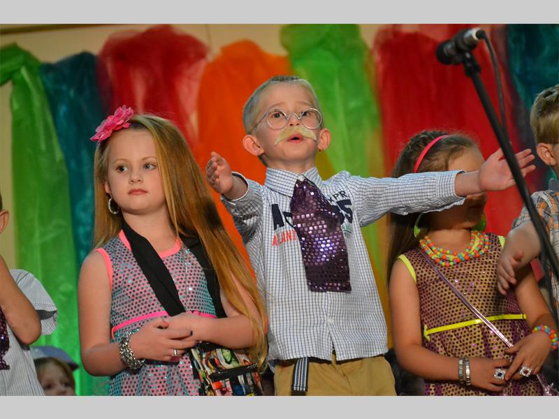 Denien Vickery en Johan Bresler van die Luiperd-klas in aksie op die verhoog by Suikerbekkie Kleuterskool se konsert op 2 Oktober.
