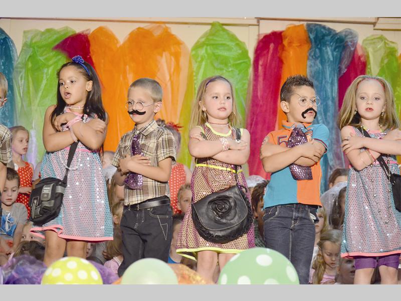 Die Luiperdklas sing oor Bonnie en Clyde tydens Suikerbekkie Kleuterskool se konsert op 2 Oktober. Lekeisha Naidoo, Joshua Bradbury, Saromé du Plessis, Andru de Beer en Laenté Vermeulen voer die danspassies uit.