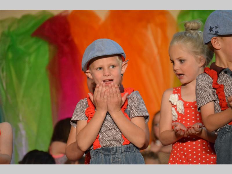 Dihan Du Plessis en Annelien Lombard dans op die maat van Nostalgie by Suikerbekkie Kleuterskool se konsert op 2 Oktober.