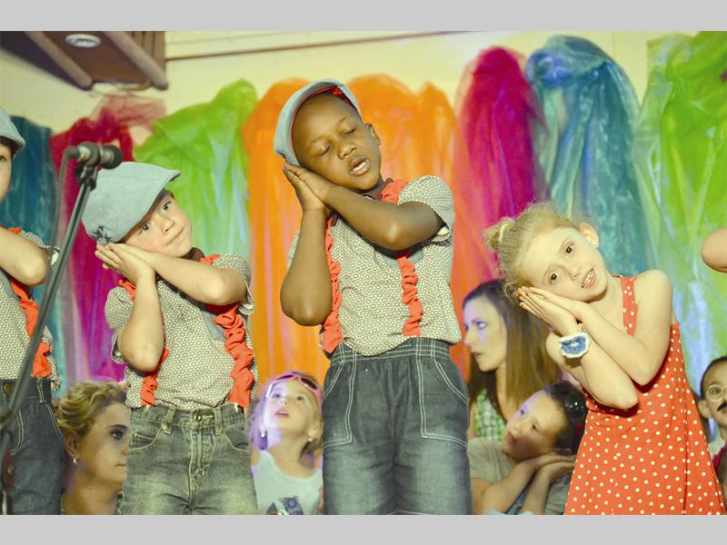 Dihan du Plessis, Lefa Ragongo en Kay-Lynn van Rooyen van die Apie-klas voer 'n slaaptyddans uit tydens Suikerbekkie Kleuterskool se konsert op 2 Oktober. 