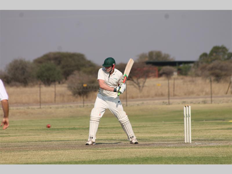 Eben Botha van Tom Naudé se eerste span slaan na die bal in hul wedstryd teen Heuwelkruin.