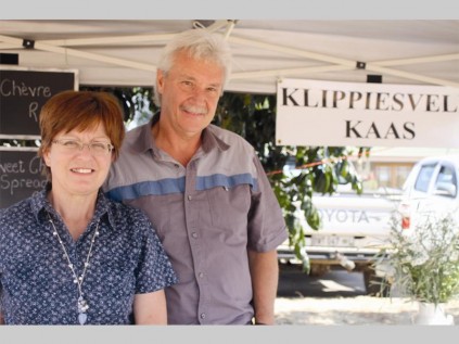 Ilse en Willie Naudé verkoop Klippiesveld Kaas by Farmyard se maandelikse vlooimark.